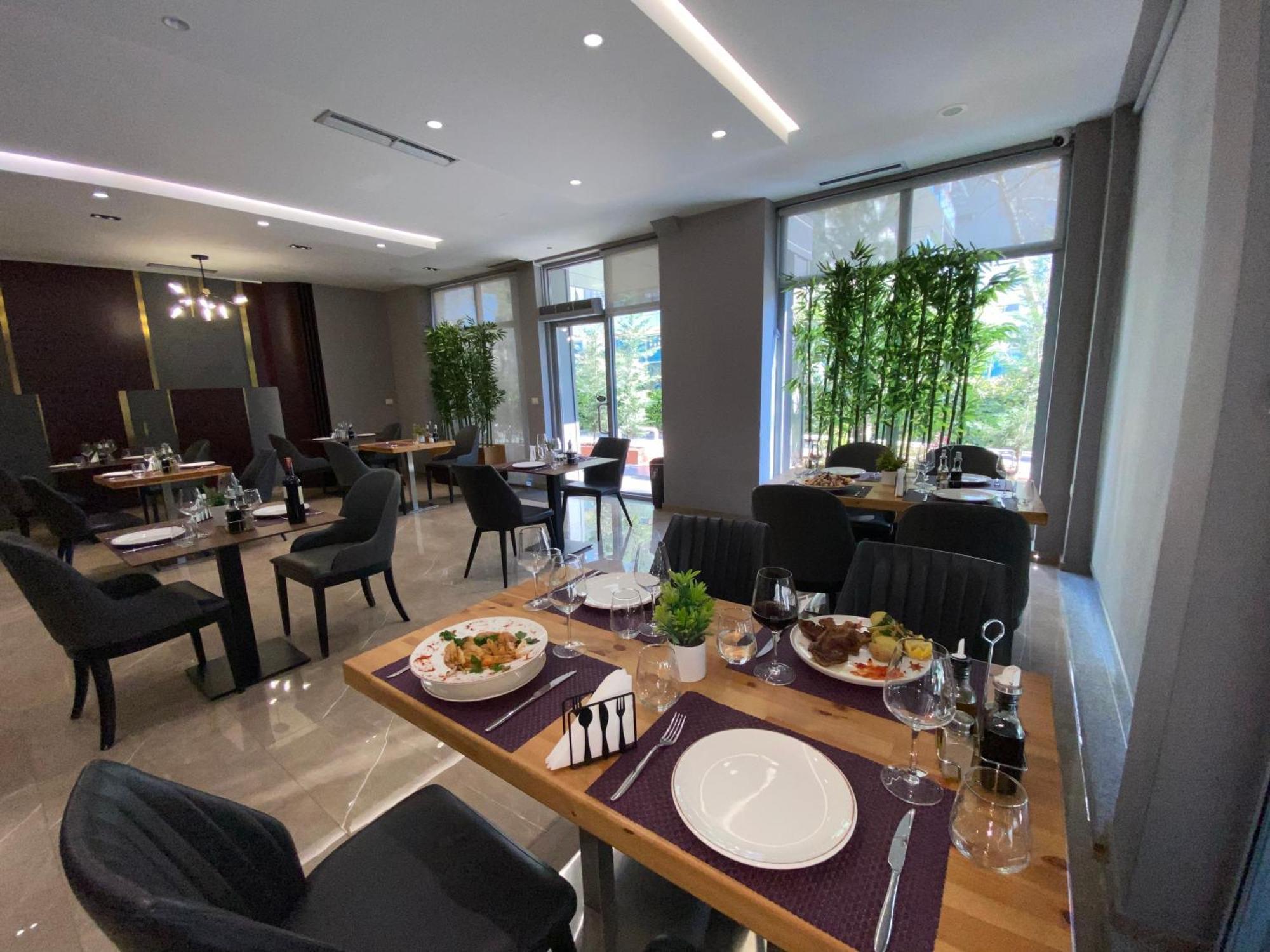 Doanesia Premium Hotel & Spa Tirana Exterior foto